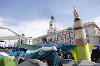 30/09/2026 Decenas de personas continúan acampadas en la Puerta del Sol, a 30 de septiembre de 2026, en Madrid (España). La acampada por la vivienda instalada en la Puerta del Sol ha obligado a aplazar el montaje de la exposición '1776-We The Hispanics', prevista desde este jueves dentro de Hispanidad 2026, y deja en el aire la instalación de los escenarios para las actividades programadas en este punto de la capital.
POLITICA
Jesús Hellín - Europa Press