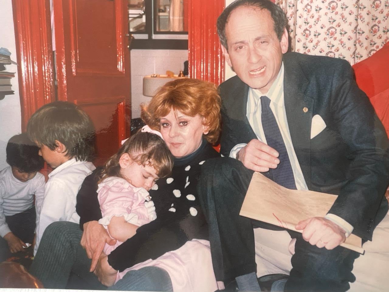 Chiche Gelblung, su hermana Gladys y la pequeña María, segunda heredera y primera hija del periodista