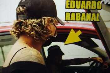 Paula Arias bajando del carro