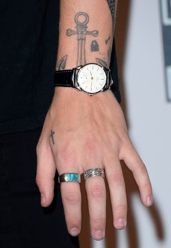 El artista usó varios tatuajes