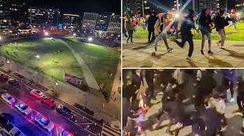 Tres paneles: parque urbano nocturno con edificios, calle con vehículos policiales, personas corriendo en área pavimentada y multitud densa.