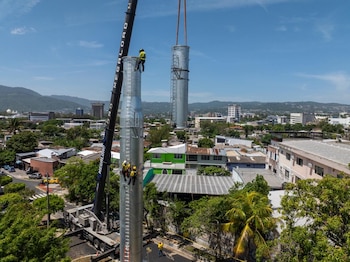 El ministro de Obras Públicas anunció el inicio del montaje de la primera torre del metrocable en el área metropolitana de San Salvador.(Foto: MOP)