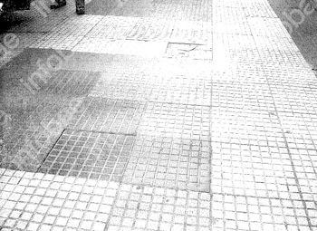 Caminaba por calle Florida, tropezó con una baldosa floja y se fracturó: 14 años después, la Justicia ordenó indemnizarla