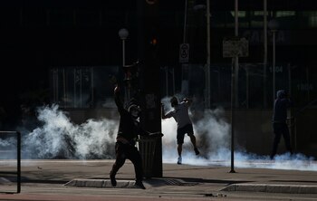 Algunos manifestantes se enfrentan a