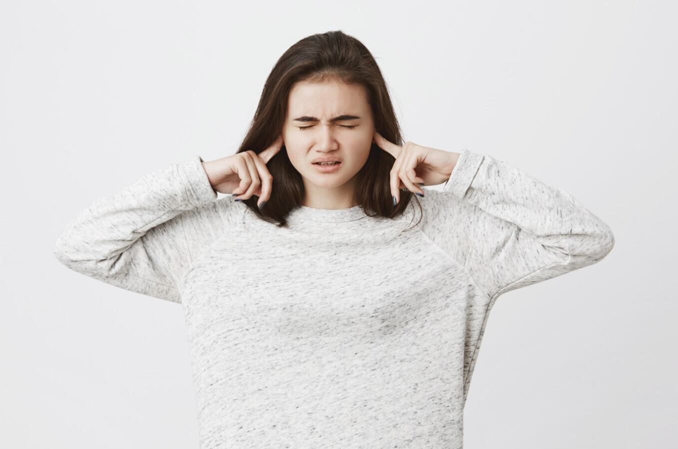 Especialistas en audición sugieren revisar estándares de producción musical para el bienestar en salud auditiva (Freepik)