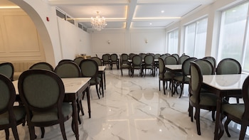 Congreso invierte casi tres millones de soles en remodelar sus comedores con muebles de estilo Luis XV