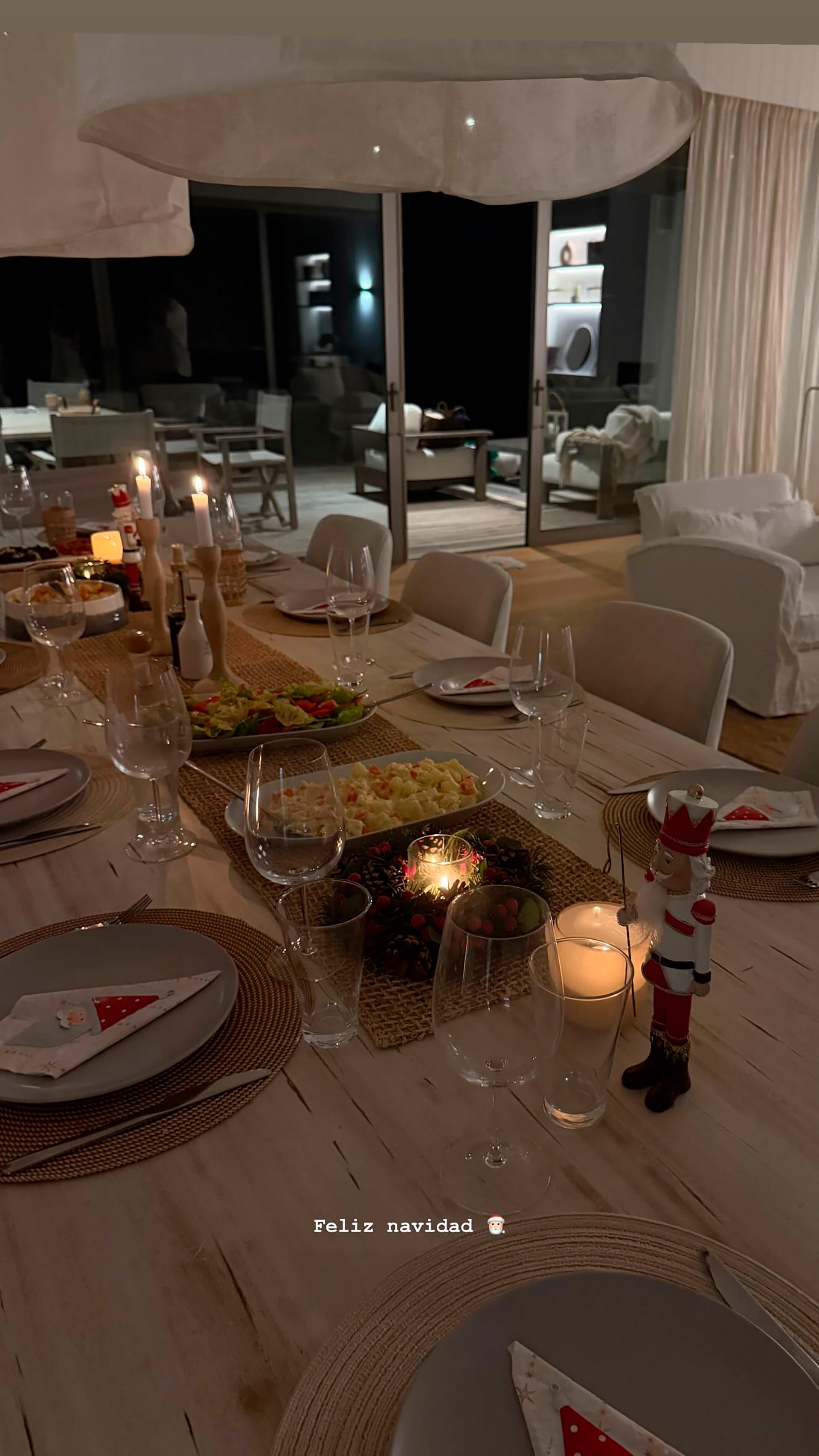 Wanda eligió dejar la decoración de la mesa con un estilo minimalista