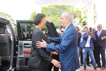 Geerlings-Simons recibió los honores correspondientes a su investidura, con una salva de 21 disparos de artillería y la interpretación de los himnos nacionales de ambos países.
