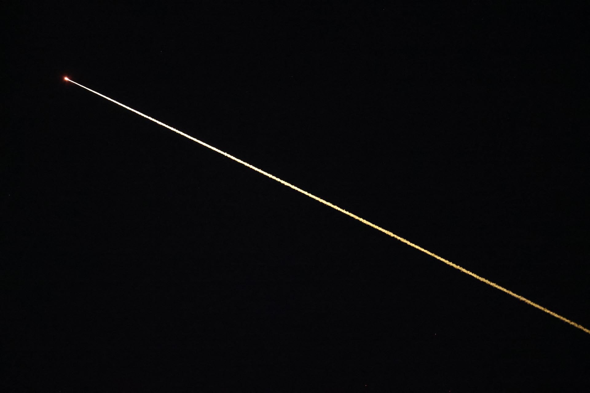 La tripulación 11 de la cápsula Dragon de SpaceX regresa anticipadamente a la Tierra debido al problema médico de un astronauta, como se observó durante el reingreso sobre Los Ángeles, California, el 15 de enero de 2026. Llevaba a bordo a cuatro astronautas de la NASA de la Estación Espacial Internacional (EEI): Mike Fincke y Zena Cardman, la astronauta de la Agencia Japonesa de Exploración Aeroespacial (JAXA), Kimiya Yui, y el cosmonauta de Roscosmos, Oleg Platonov. (Foto de Patrick T. Fallon / AFP)