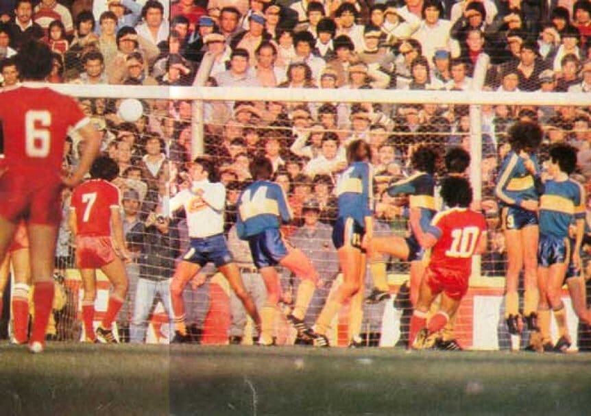 El cuarto gol. Había sido penal, el árbitro lo cobró afuera. Diego la clavó ahí