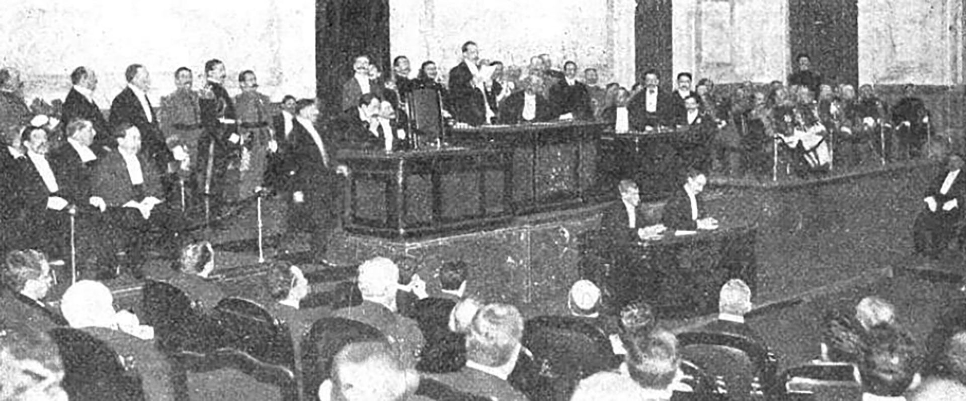 José Figueroa Alcorta pronunciando su discurso, en la apertura del período 45º de sesiones, en el nuevo edificio (Caras y Caretas)