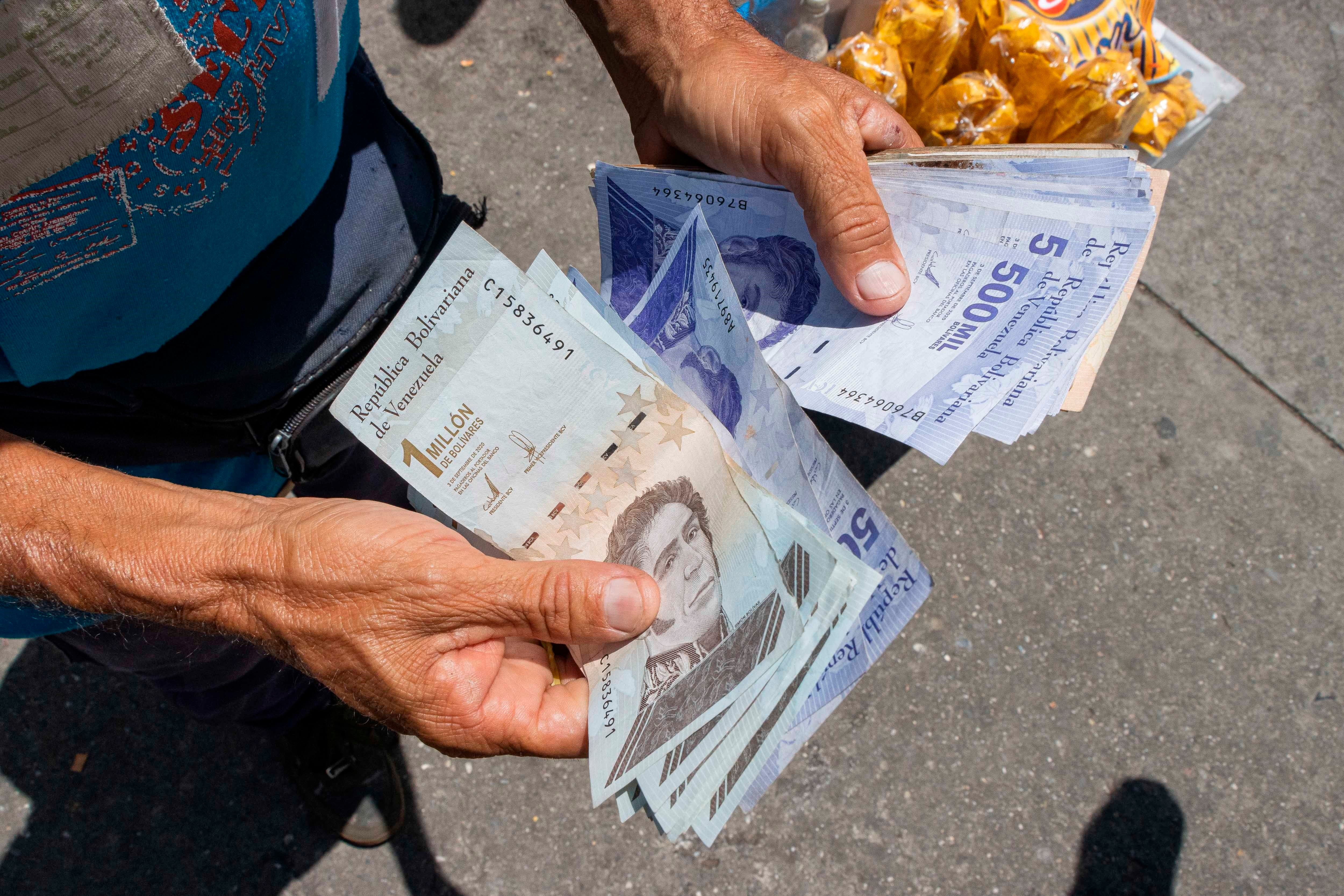 La inflación en Venezuela afecta enormemente los ahorros de los venezolanos y ha impuesto una especie de dolarización de facto. Foto: EFE