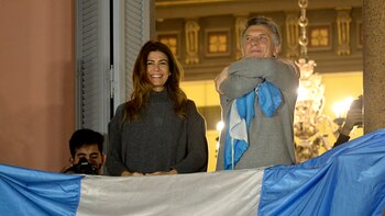 Macri saluda desde el balcón