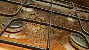 ¿Cómo eliminar la grasa pegada