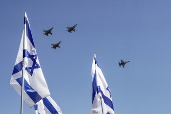 Aviones de combate de Israel junto a la bandera del país (NIR ALON / ZUMA PRESS / CONTACTOPHOTO)