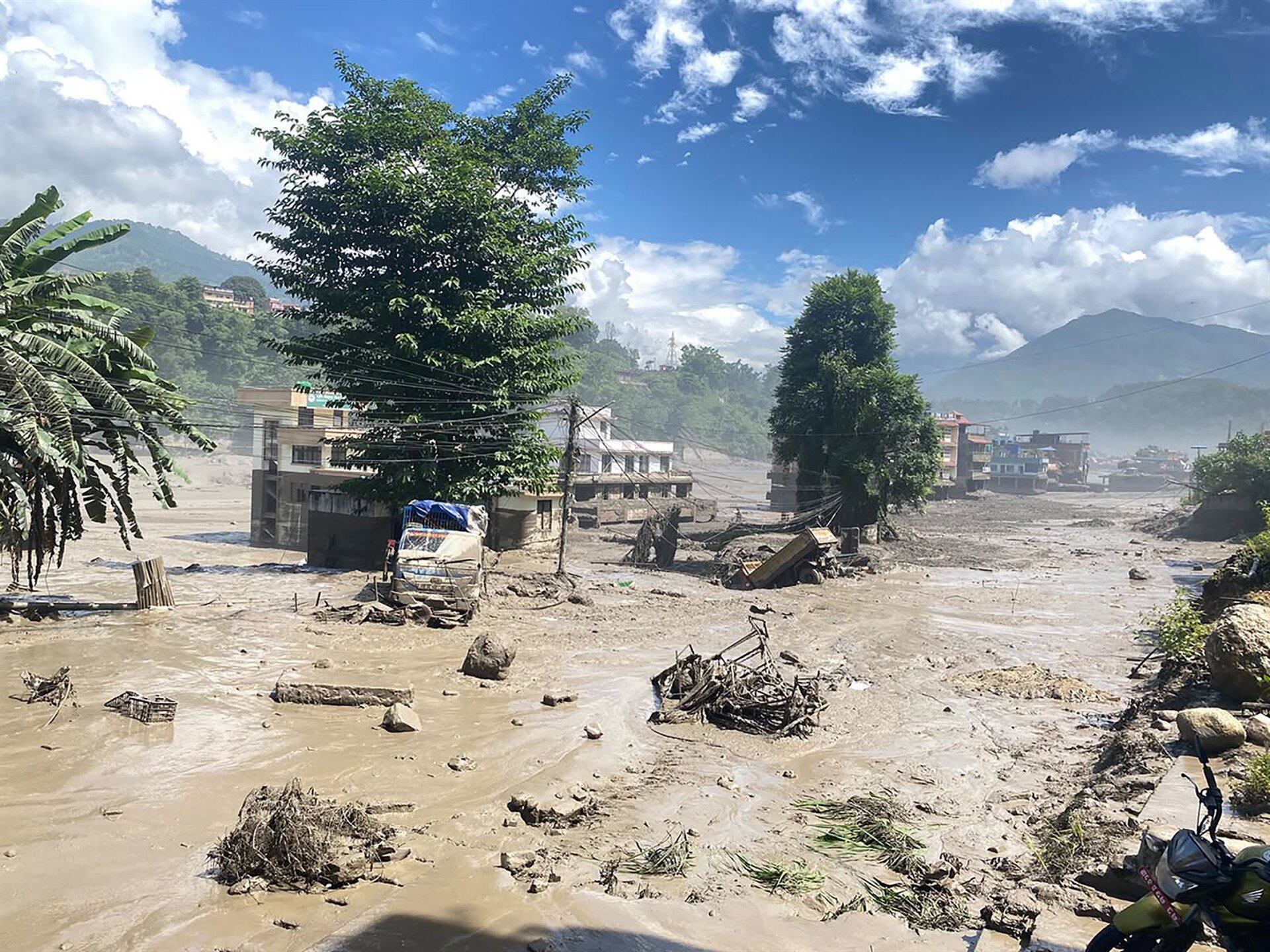 Qué pasó realmente en la devastadora riada entre Nepal y China y qué otros desastres similares ocurrieron