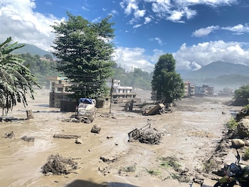 La UNDRR y la OMM definen la riada o inundación repentina como un evento de inicio rápido, corta duración y pico de caudal elevado.