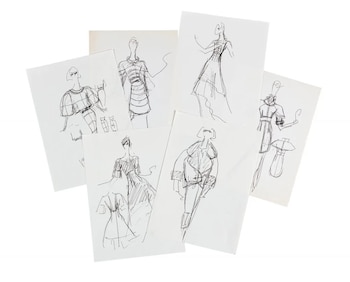 Seis hojas de papel con bocetos de diseños de moda en tinta negra. Las ilustraciones muestran figuras estilizadas con diferentes prendas de vestir