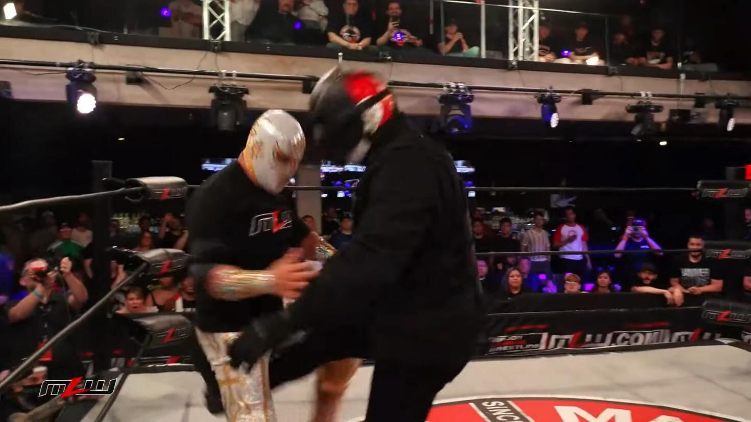 El misterioso personaje no dudó en aplicarle un foul a Místico en plena confusión. (Especial)