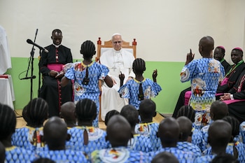 León XIV observa mientras unos niños bailan durante su visita al orfanato Ngul Zamba en Yaundé, Camerún, el 15 de abril de 2026, en el tercer día de su viaje apostólico a África. (Alberto Pizzoli, Pool Foto vía AP)