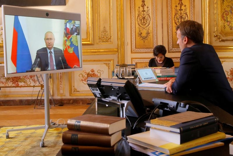 El presidente francés Emmanuel Macron durante una videollamada con Vladimir Putin en 2020. Putin expresó su disposición a entablar un diálogo con Macron sobre el conflicto en Ucrania, según el portavoz del Kremlin. (Michel Euler/Pool via REUTERS)