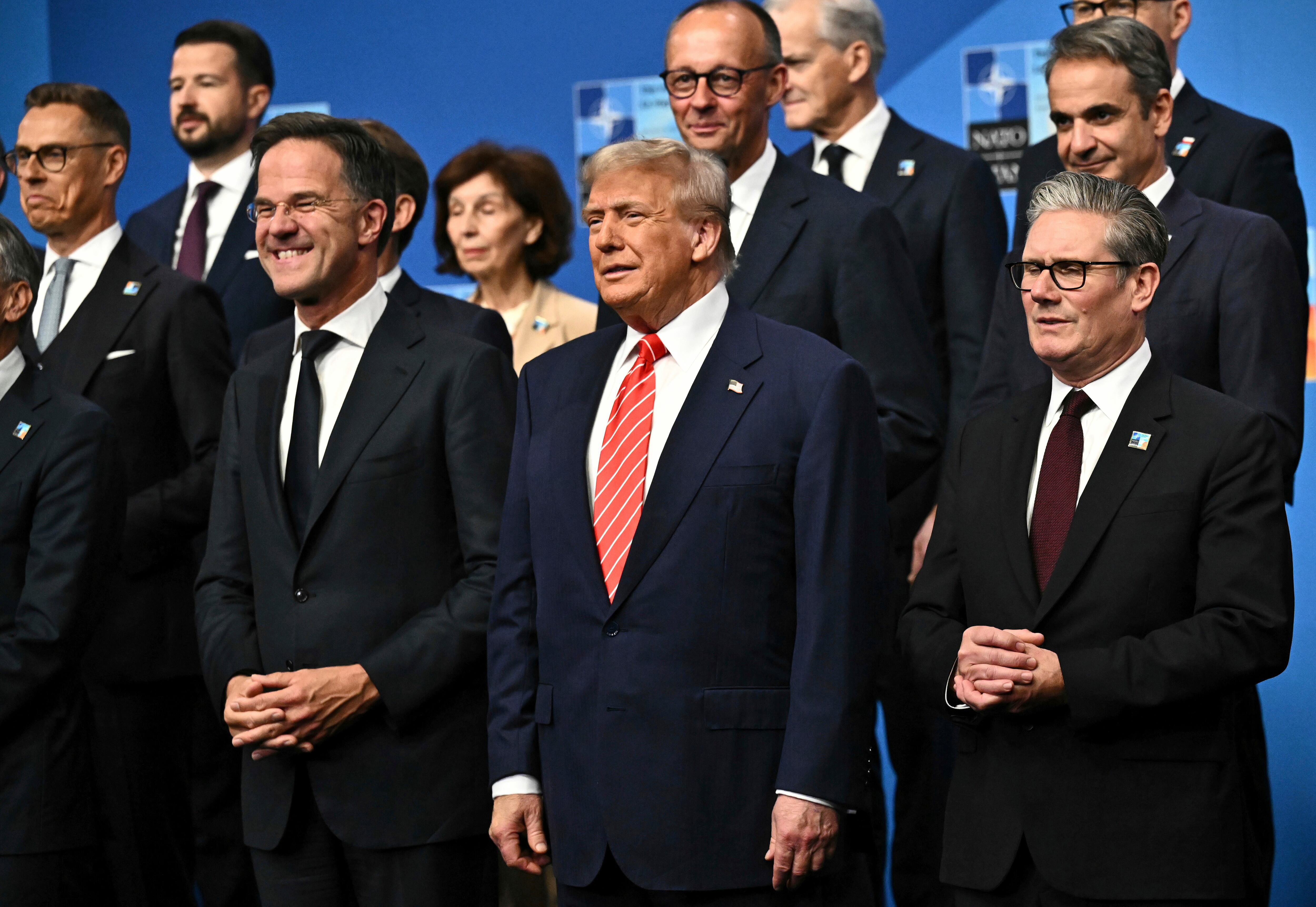 De izquierda a derecha, el secretario general de la OTAN, Mark Rutte, el presidente estadounidense Donald Trump y el primer ministro británico, Keir Starmer, posan con líderes de países miembros de la OTAN en la cumbre de la alianza en La Haya, Holanda, el miércoles 25 de junio de 2025. (Ben Stansall/Pool Foto vía AP)