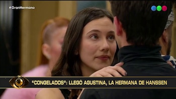 Primer plano de una mujer abrazando a un hombre. Detrás, otra persona. Placa gráfica en pantalla con texto: CONGELADOS: LLEGÓ AGUSTINA, LA HERMANA DE HANSSEN