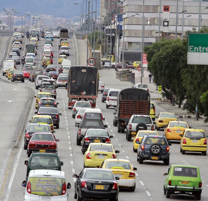 Los taxis en Bogotá tienen un calendario especial de pico y placa con turnos diarios, mientras que domingos y festivos quedan exentos - crédito Colprensa