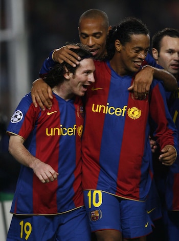 El exdelantero francés destacó que Messi piensa fútbol, entrena con intensidad y cuida su cuerpo para sostener su nivel (AFP/Lluis GENE)