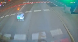 Un robot de reparto pasó un semáforo en rojo, chocó un autobús y abandonó la escena del accidente: nueve heridos
