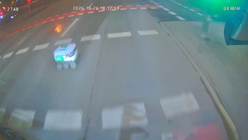 Un robot de reparto pasó un semáforo en rojo, chocó un autobús y abandonó la escena del accidente: nueve heridos