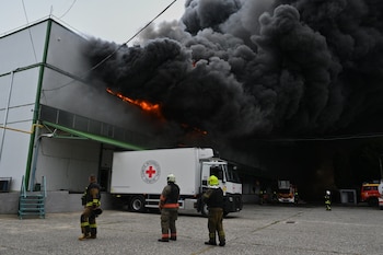 Bomberos extinguen un incendio en un almacén tras un ataque aéreo ruso en Odesa, Ucrania, el domingo 13 de septiembre de. (AP Foto/Michael Shtekel)