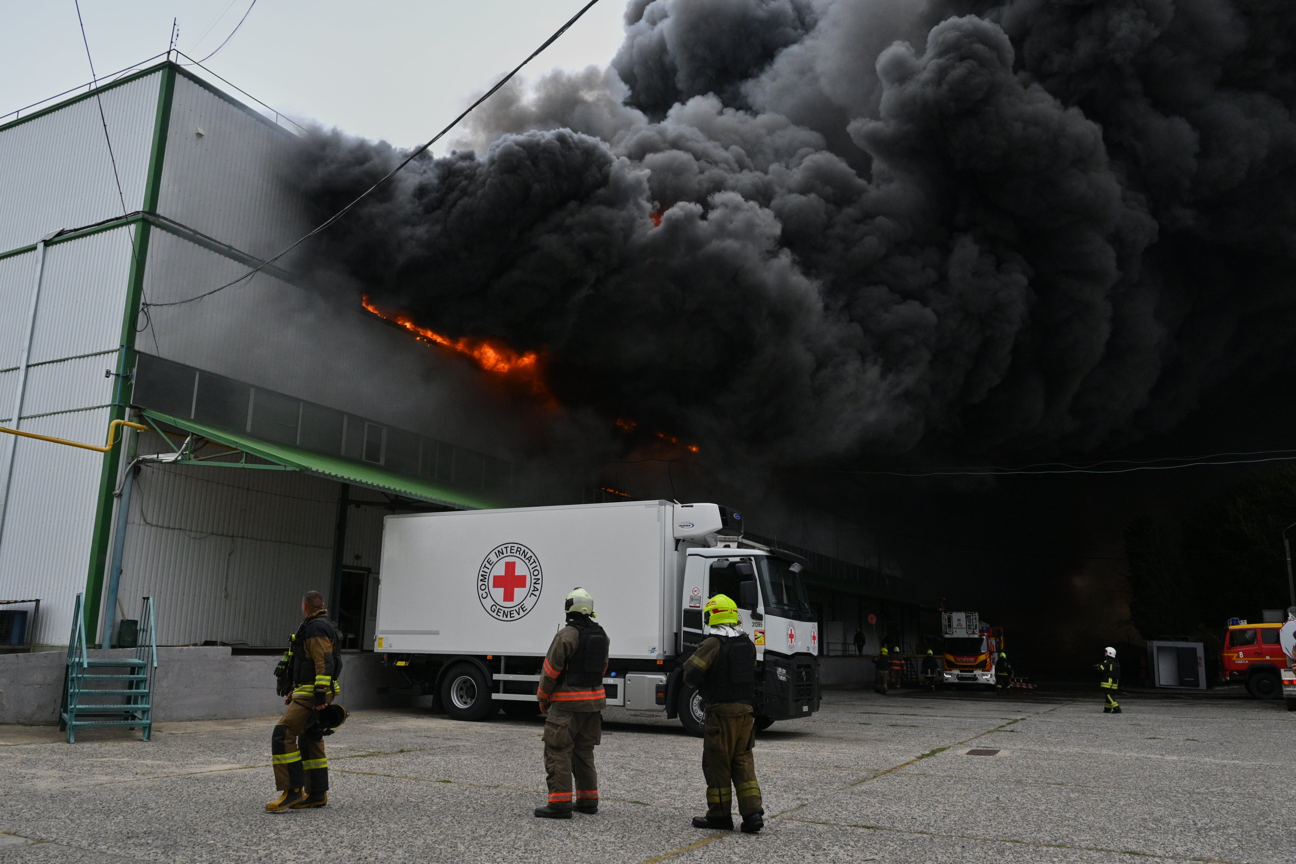 Bomberos extinguen un incendio en un almacén tras un ataque aéreo ruso en Odesa, Ucrania, el domingo 13 de septiembre de. (AP Foto/Michael Shtekel)