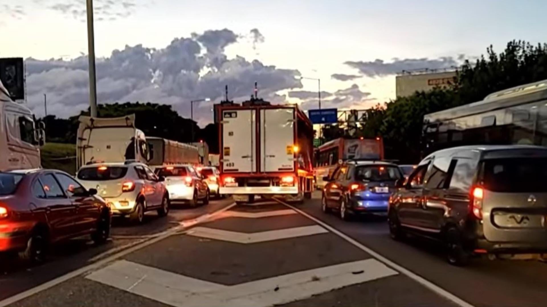 Caos de tránsito en el enlace entre la autopista Panamericana y avenida General Paz tras el choque de un camión con un guardrail.