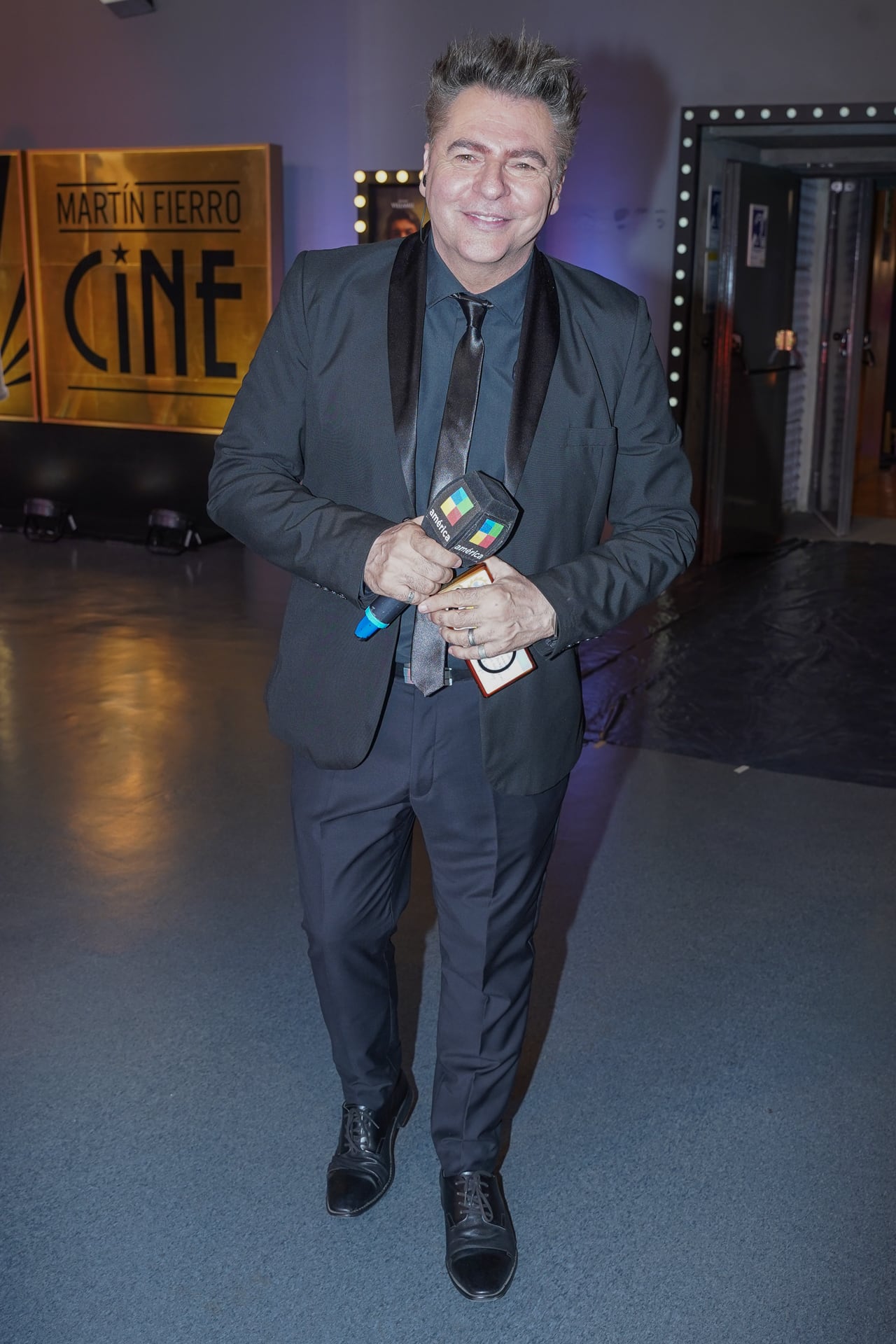 Daniel Ambrosino vistió un traje negro con camisa y corbata al tono, apostando por la elegancia clásica