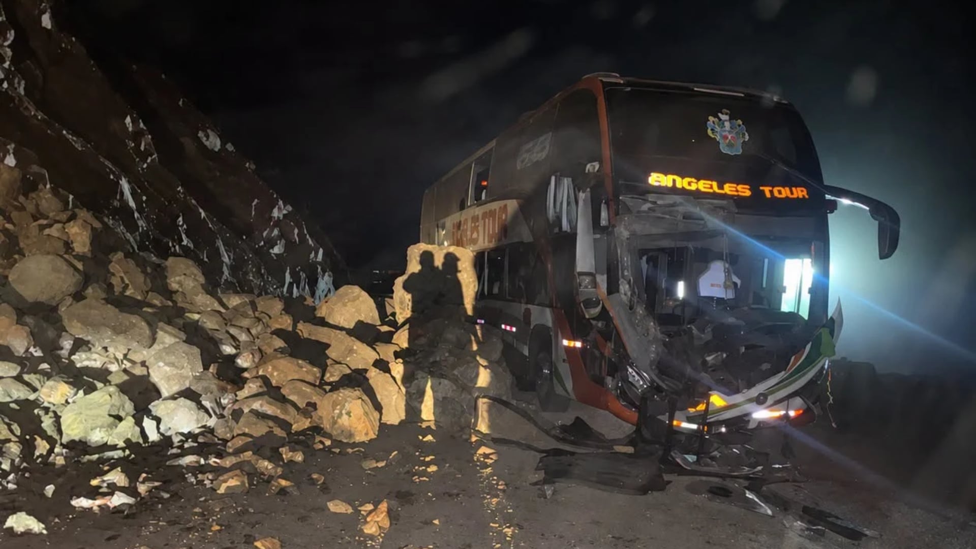 Un autobús interprovincial permanece con daños frontales junto a un deslizamiento de rocas en la Panamericana Sur, en el distrito de Ocoña, Arequipa. (Foto: Arequipa Noticias.pe )