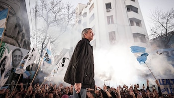 Qué dice la canción contra Kicillof que Máximo Kirchner “agitó” en el acto frente al balcón de Cristina Kirchner