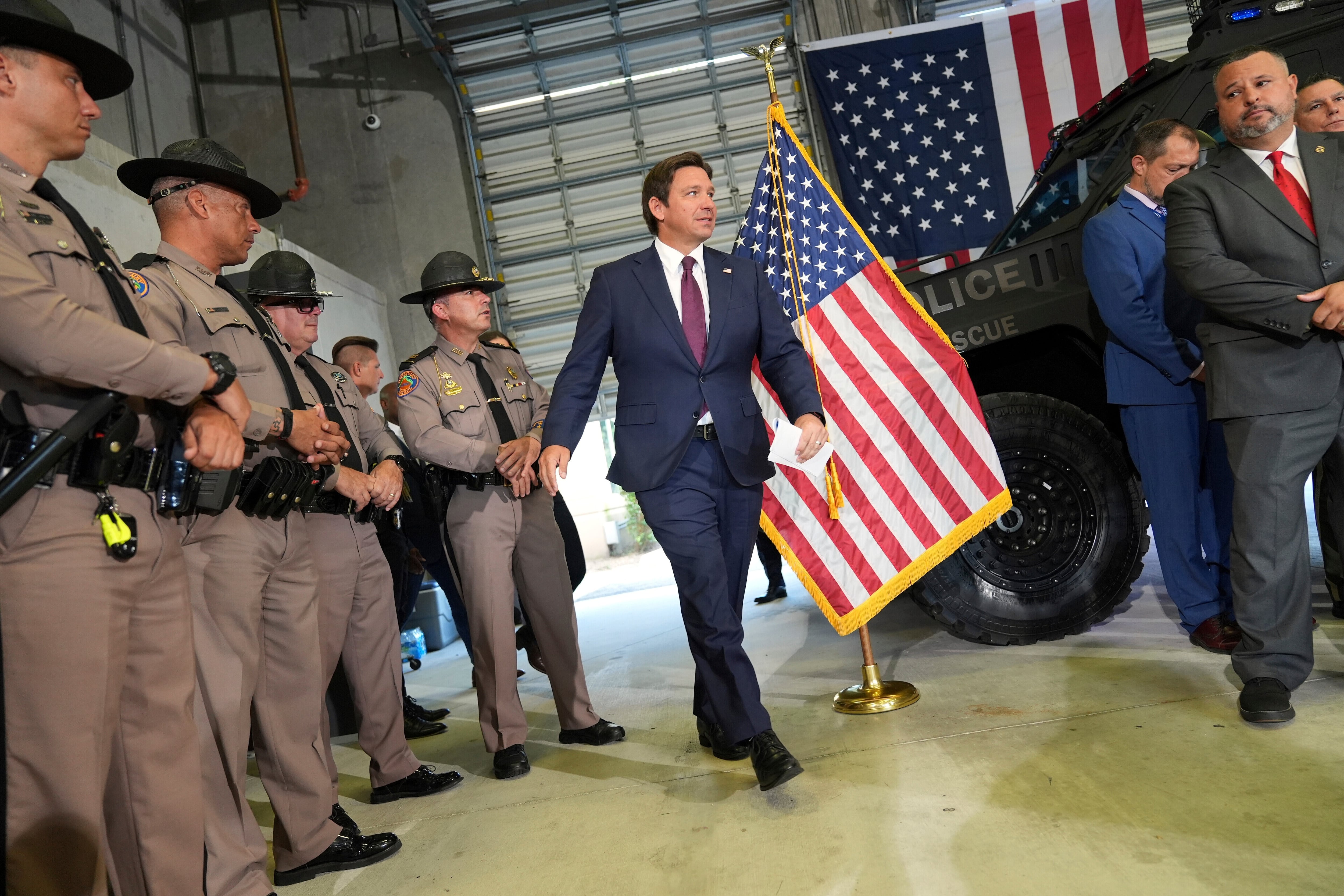 La junta de Florida prorrogó una norma para reembolsar vehículos a agencias con acuerdos con ICE y Boynton Beach recibió USD 545.668 para hardware, software y herramientas del programa 287(g) (Foto AP/Rebecca Blackwell, archivo)