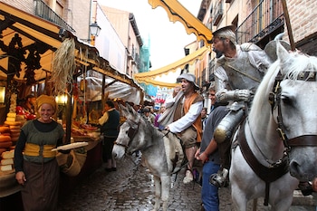Dos actores representando a Don Quijote y Sancho Panza en el mercadillo