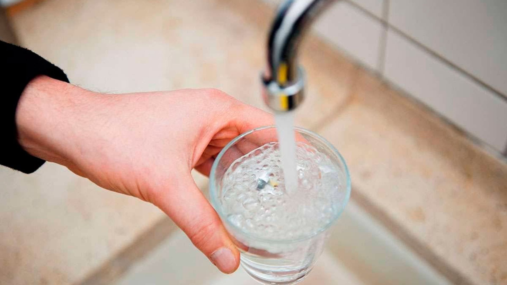 Los usuarios pueden reportar cualquier alteración en el aspecto del agua a través de la línea de atención del Acueducto. - crédito Infobae