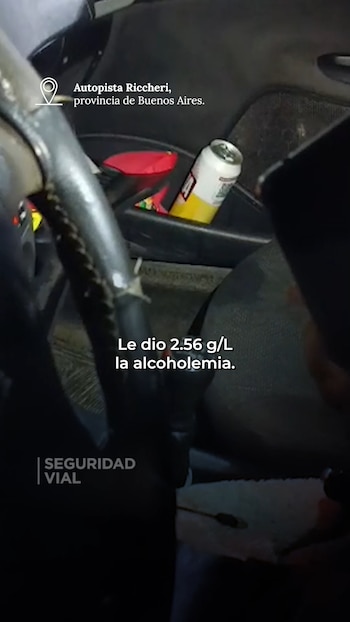 Manejaba por la Autopista Riccheri mientras tomaba cerveza y el control de alcoholemia le dio 2,56 g/l