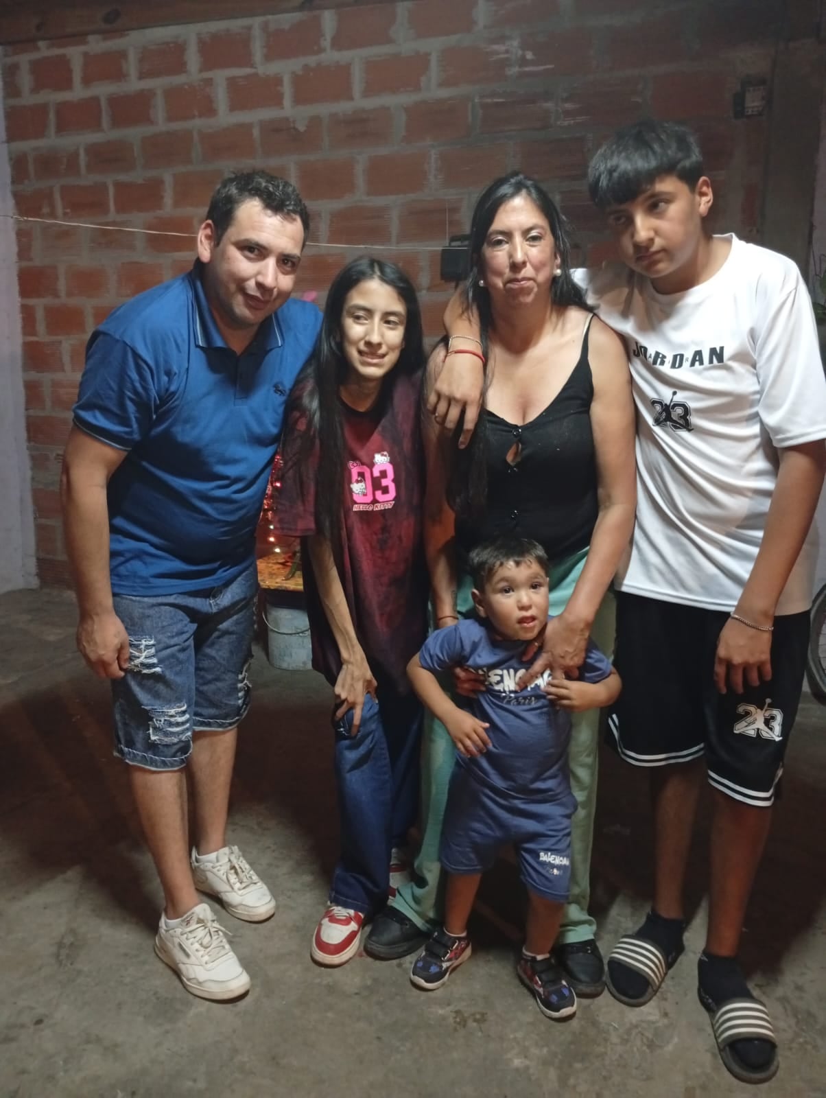 La familia vive en Longchamps y busca reunir fondos para costear los insumos de una cirugía vital