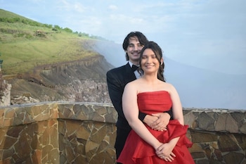 Lady Mía León Salinas y Rafael Gringas sellaron su compromiso frente al Volcán Masaya, uno de los volcanes activos más emblemáticos del país./ (Radio 580 Nicaragua)