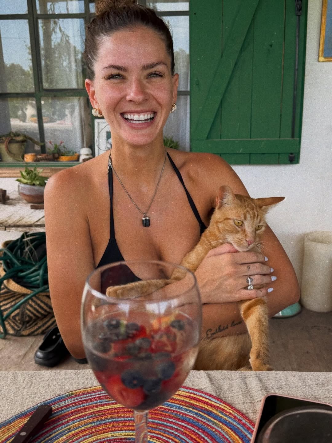 Suárez disfrutó del descanso rural con una sonrisa y en compañía de un gato en la casa de su amigo