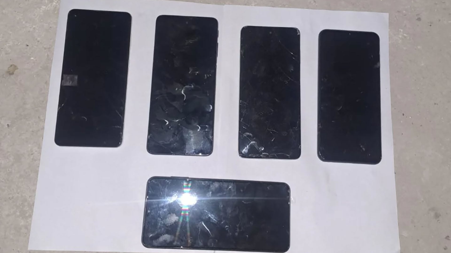 Los cinco teléfonos celulares secuestrados en el allanamiento.