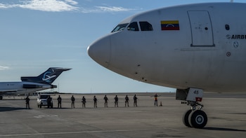 EE. UU. envió un avión con 147 deportados a Venezuela por primera vez desde los sismos