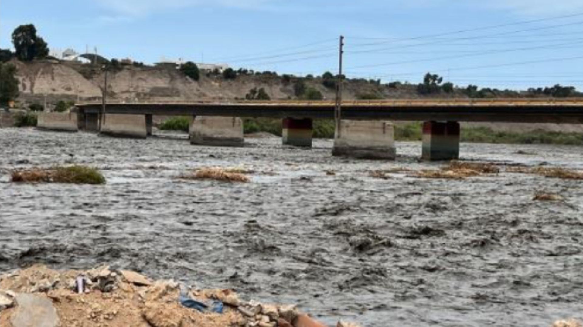 El puente Pativilca fue cerrado por presentar grietas y aumento del caudal del río. Foto: Andina