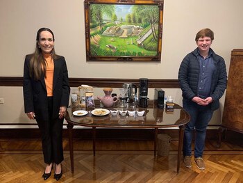 Con la consejera económica de