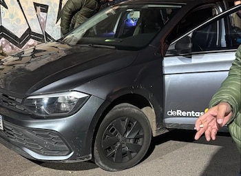El auto que conducía la víctima, en plena inspección de Policía Científica