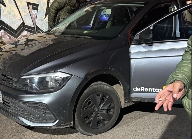 El auto que conducía la víctima, en plena inspección de Policía Científica